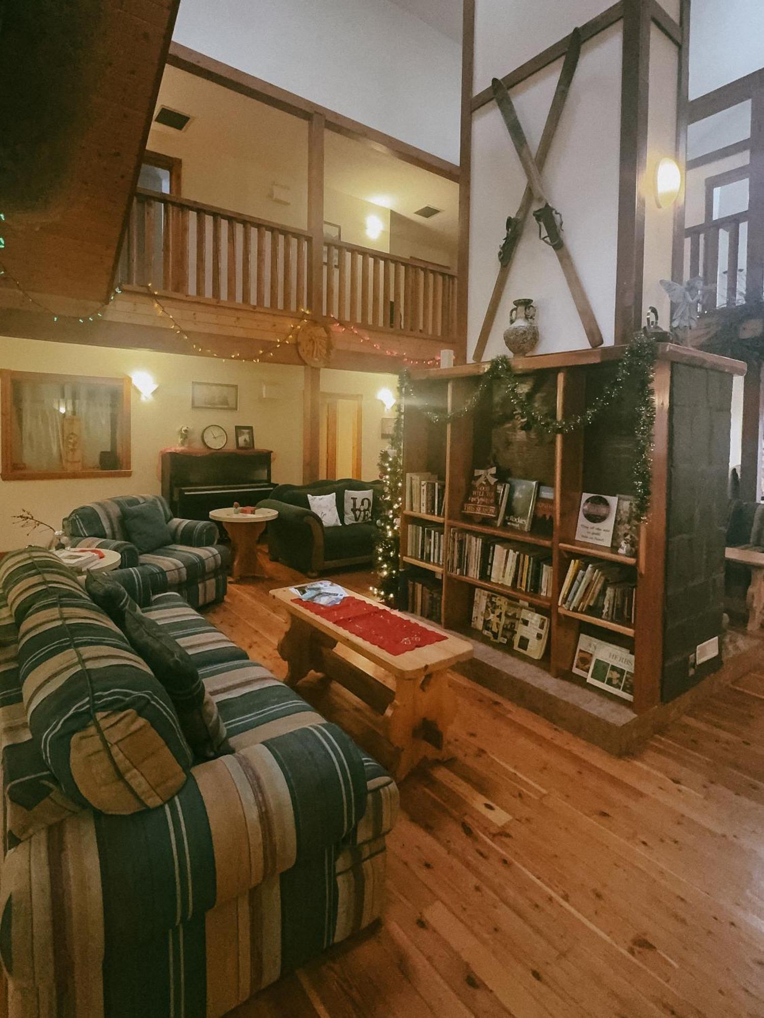 Alpine Meadows Lodge Golden Luaran gambar