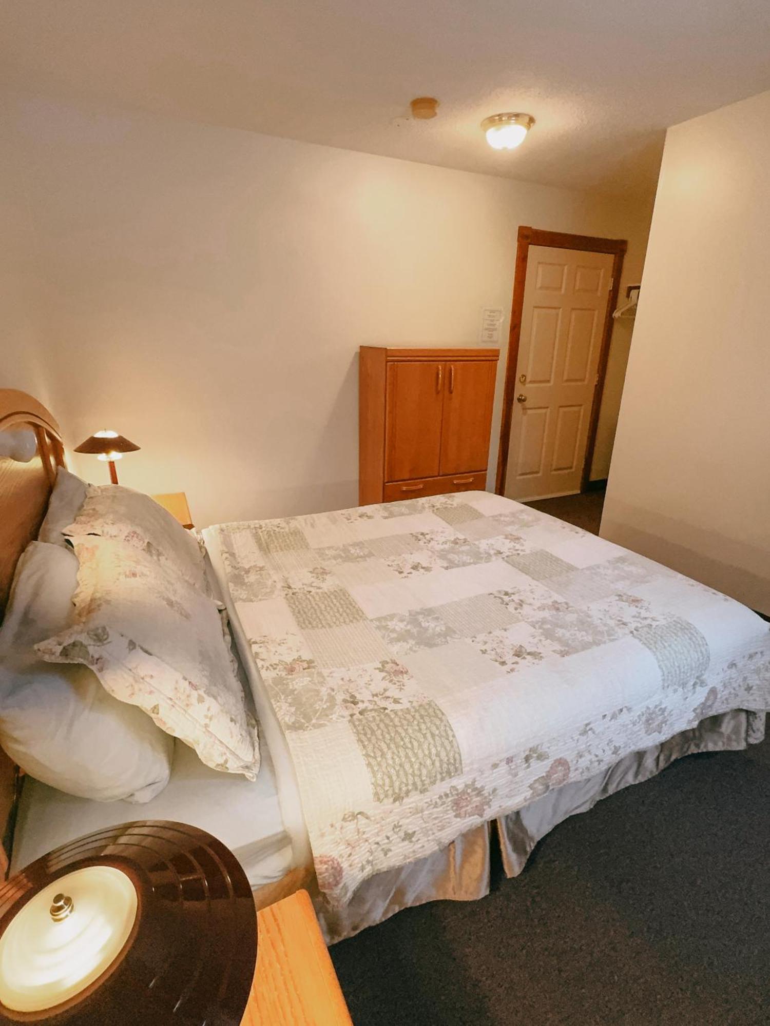 Alpine Meadows Lodge Golden Luaran gambar
