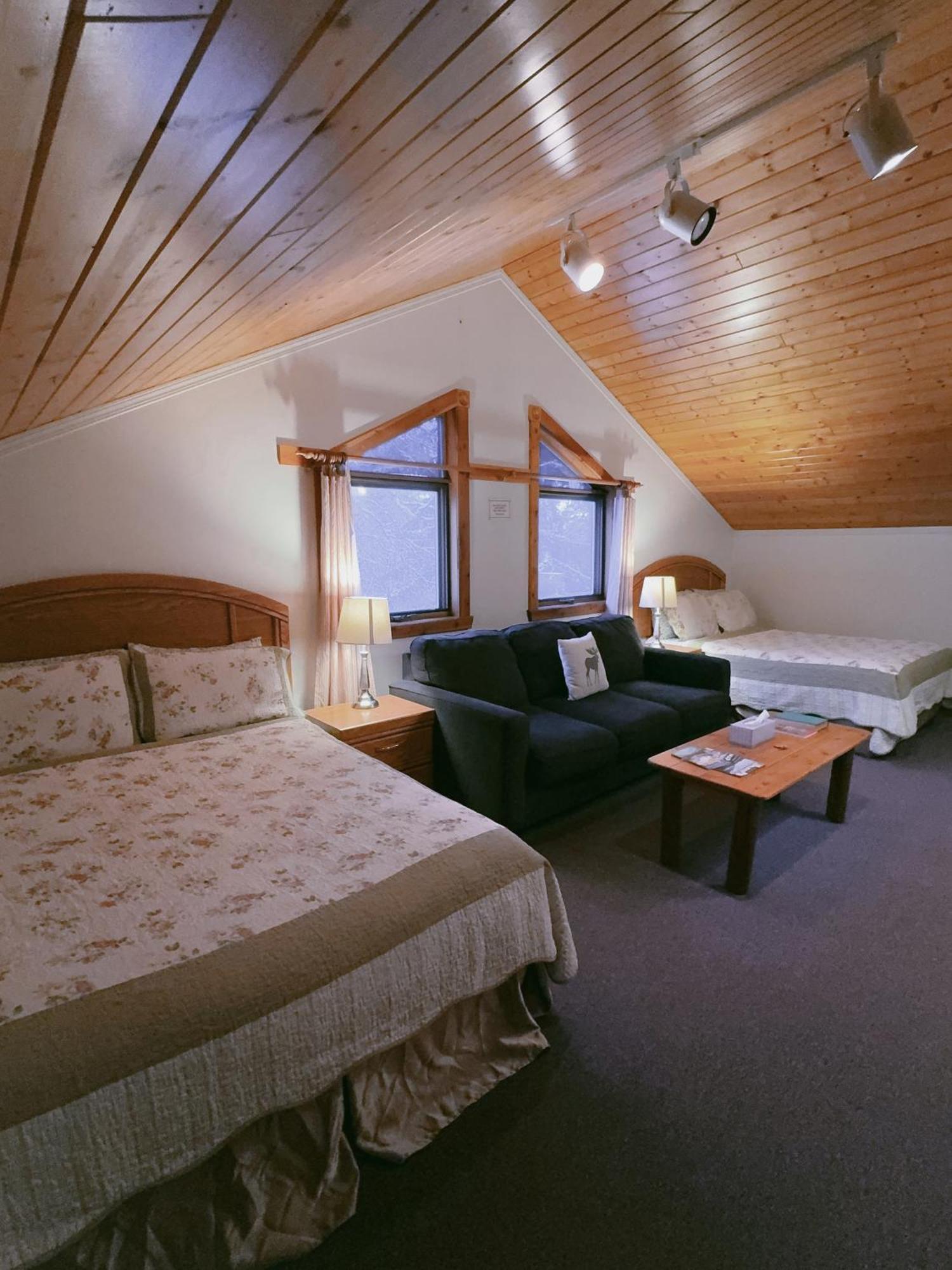 Alpine Meadows Lodge Golden Luaran gambar