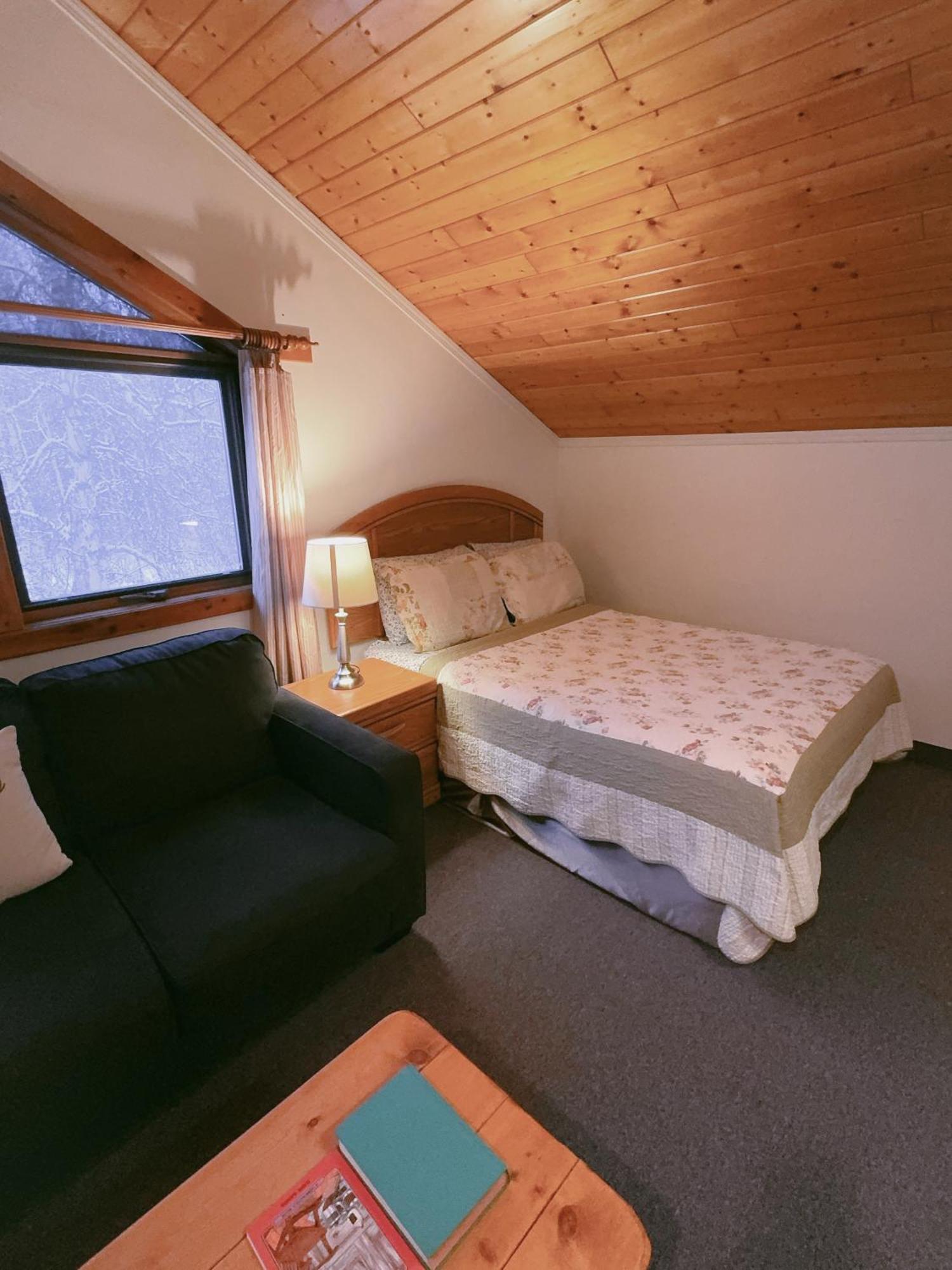 Alpine Meadows Lodge Golden Luaran gambar