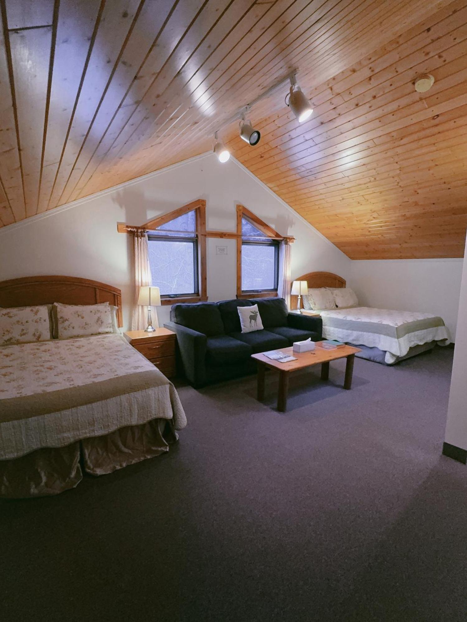 Alpine Meadows Lodge Golden Luaran gambar